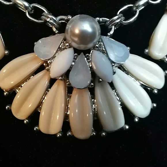 Pearls and shells necklace - Picture 2 of 6